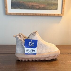 dearfoams Cozy Fleece-Lined Slipper Booties in Light Gray and Tan